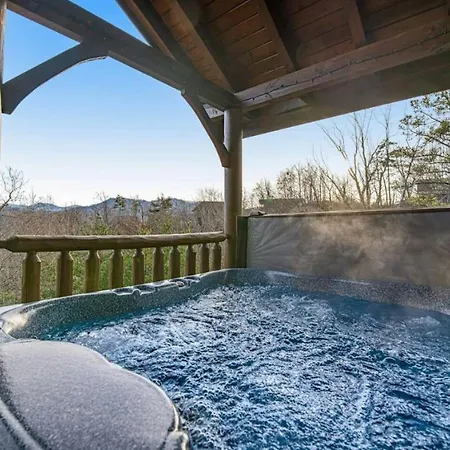 Sawmill Lodge: Hot Tub, Theater, Putt Putt & Views